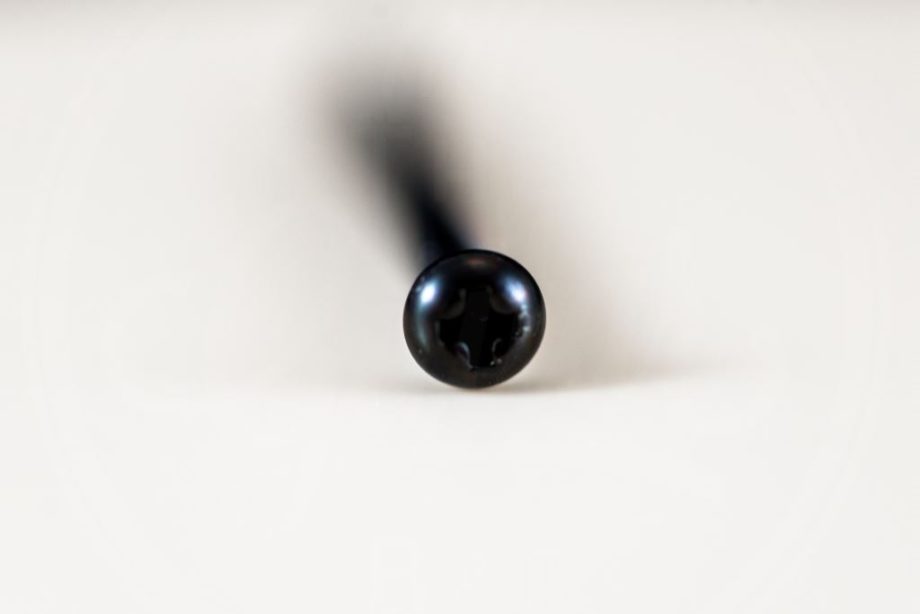 StewMac humbucker height screw, 1-1/4” (31,75mm), Philips roundhead, 3-48 thread, black