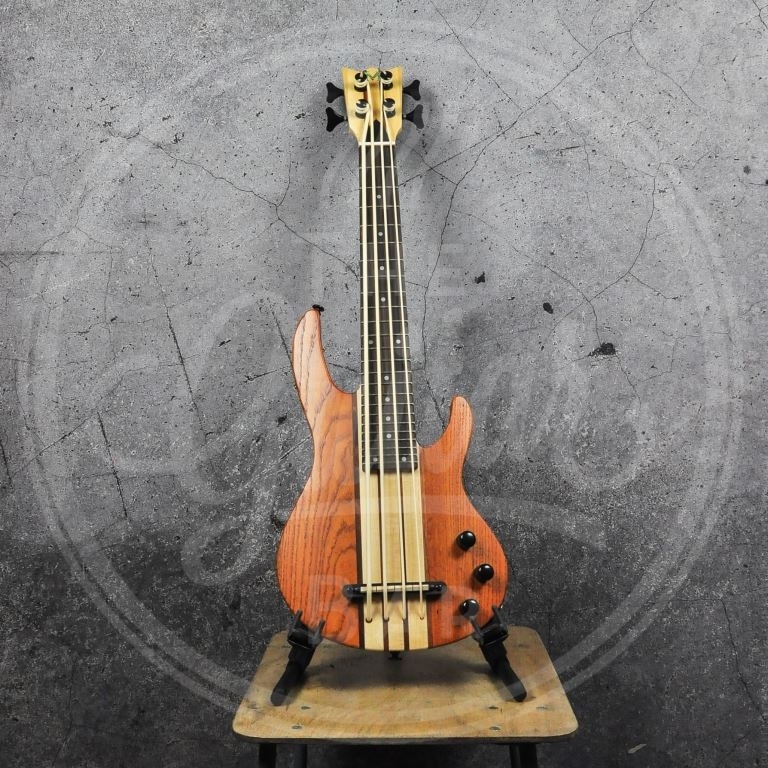 Mahalo electric bass ukulele