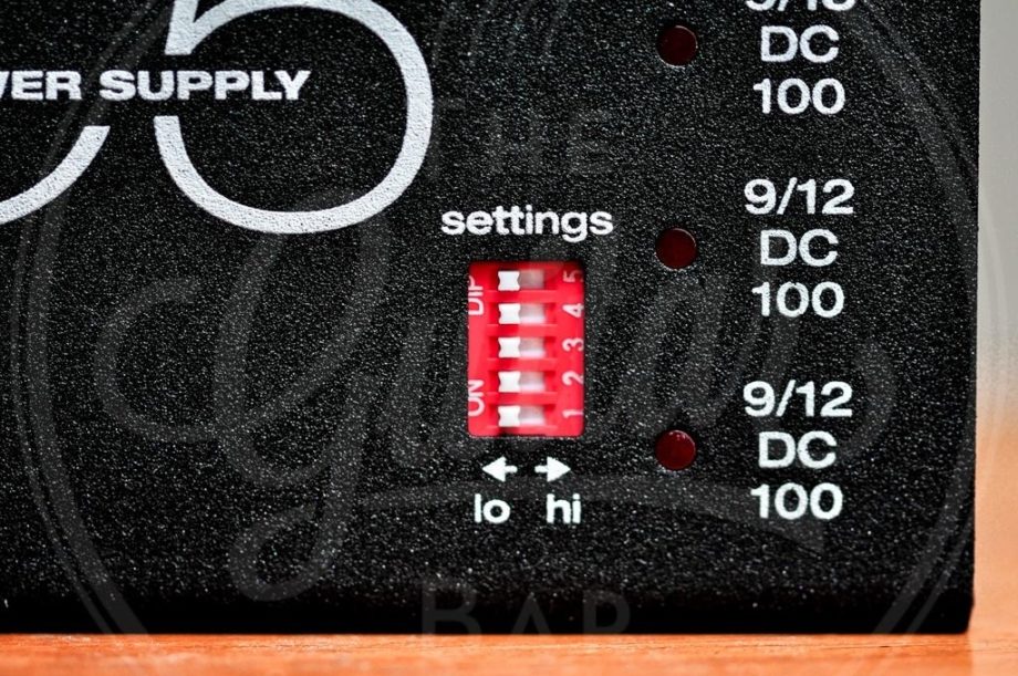 Pedalboard power effect pedal power supply