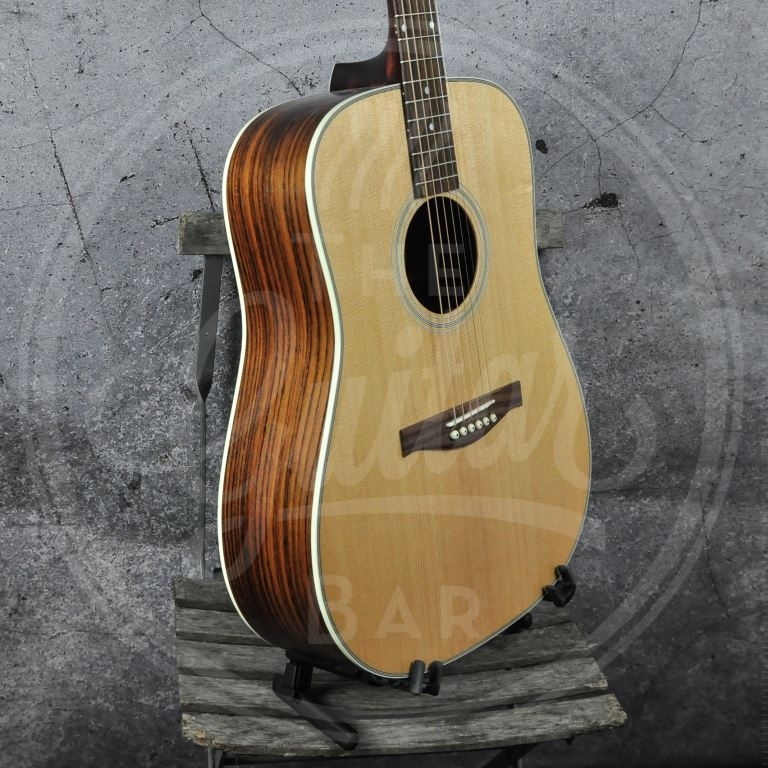 Eastman AC220 Dreadnought 2-series With Case