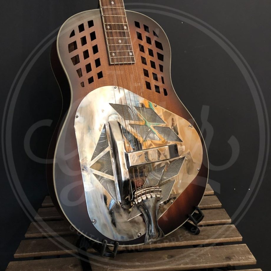 Royall wooden body tricone resonator DELTA, 12 frets, dark sunburst finish, with softcase