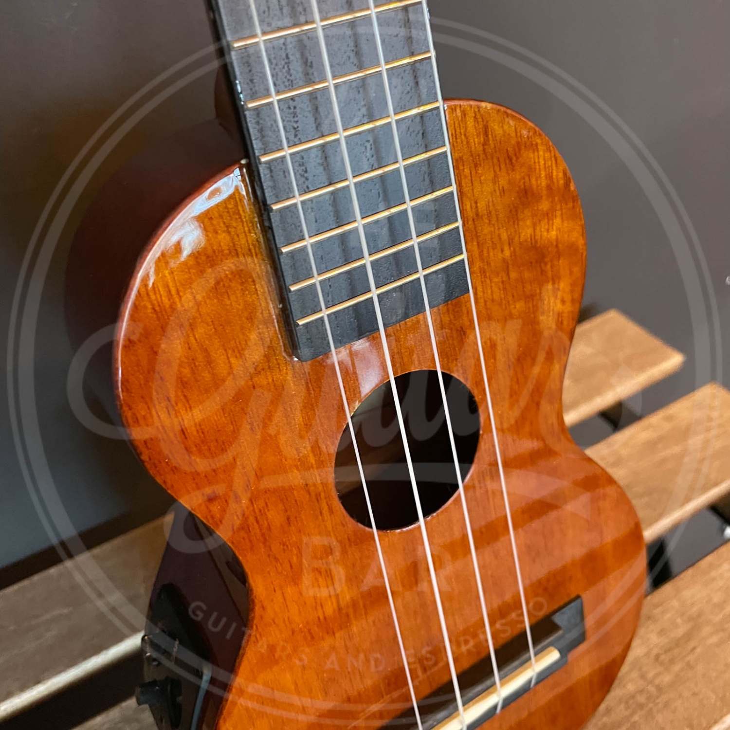 Mahalo Java Series Soprano Elec Uke - Vint Nat