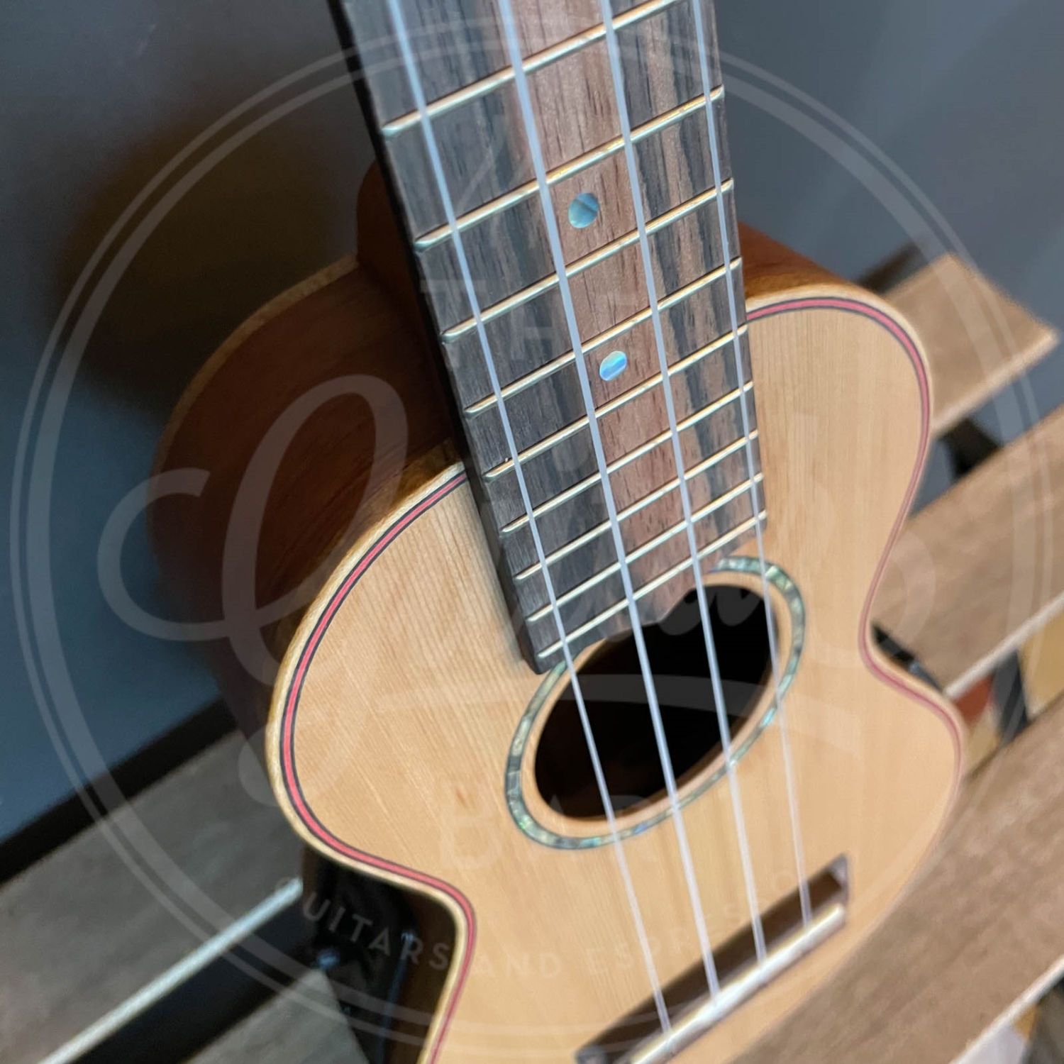 Mahalo master Series Soprano Electro Ukulele