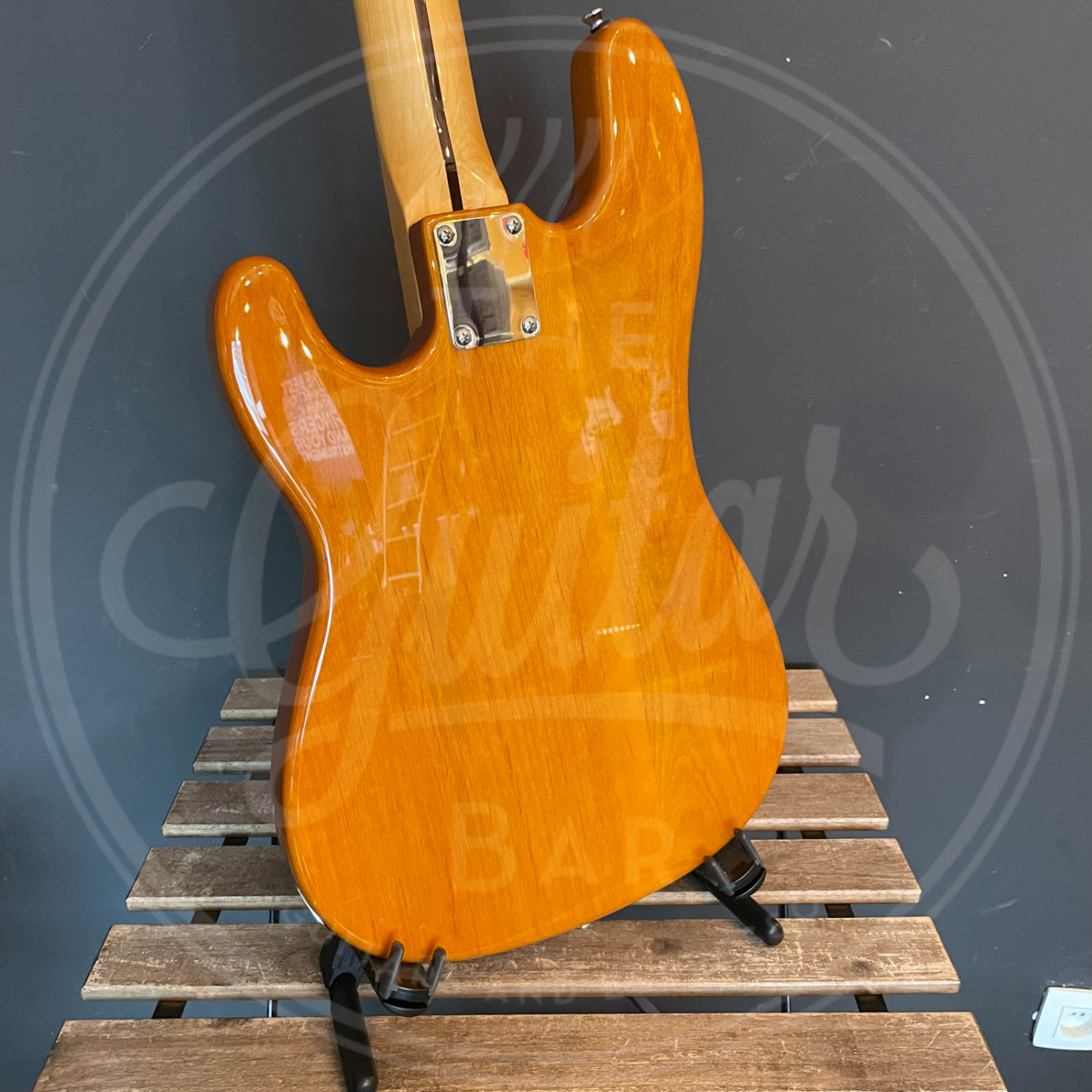 VINTAGE V51 BASS GUITAR - VINTAGE